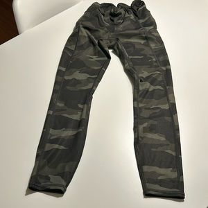 Athleta 7/8 camo contender leggings
